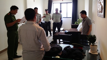 10 chuyên án chấn động năm 2013 - 2 CQĐT thi hành lệnh bắt, khám xét một trong 8 đối tượng của nhóm tội phạm “Mattfeuter”. (Ảnh: ANTĐ)