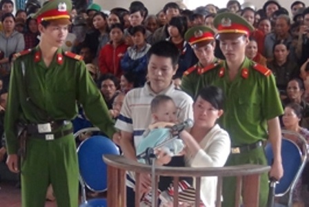 Tử hình kẻ giết mẹ, vứt xác xuống giếng phi tang - 1 Hai bị cáo Nguyễn Mạnh Dương và Lê Thị Tuyết
