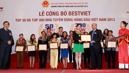Đại diện Công ty TNHH Canon Marketing Việt Nam nhận giải thưởng Top 50 nhà tuyển dụng hàng đầu