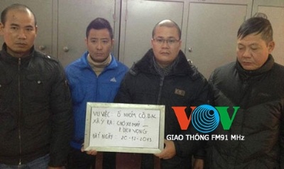 Hà Nội: Triệt phá ổ bạc “khủng” trong chợ xe máy Dịch Vọng - 1 Các con bạc bị bắt giữ tại cơ quan công an.