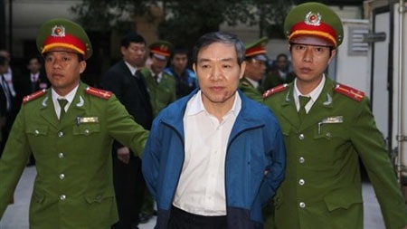 Dương Chí Dũng: Không ý kiến việc mua ụ nổi vì “không ưa” TGĐ - 2 Dương Chí Dũng được dẫn giải vào phòng xử án (ảnh TTXVN)