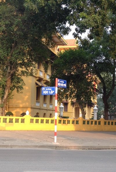Hà Nội: Đường Độc Lập đã được treo biển tên - 1 Người dân từ nay sẽ không còn mơ hồ về con đường Độc Lập