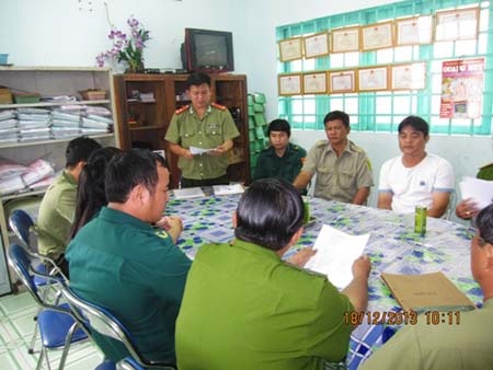 Cứu “con nợ”, 3 “hiệp sĩ” được thưởng - 1 Công an tỉnh công bố quyết định khen thưởng “hiệp sĩ”