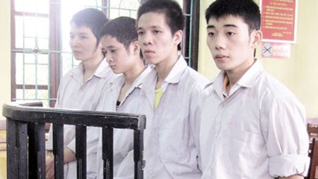 Phạm nhân có biệt tài mở khóa và 3 kẻ trốn trại chỉ trong 5 phút vượt tường giam - 1 Trần Ngọc Sơn (ngoài cùng bên phải) và đồng bọn tại tòa