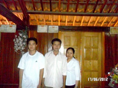 Hành trình của người phụ nữ minh oan cho chồng - 1 Chị Đinh Thị Duyên cùng anh Thủ và con trai