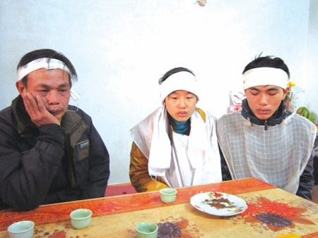 Số phận bi thảm của nữ bí thư nghèo bị cướp sát hại man rợ  - 1 Anh Thả cùng hai con thơ khóc thương cho mẹ.