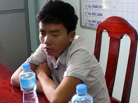 Vụ giang hồ giải cứu đàn anh: Long “rồng đỏ” ra đầu thú - 2 Long rồng đỏ (ảnh trên) và Nguyễn Văn Nhí tại cơ quan công an