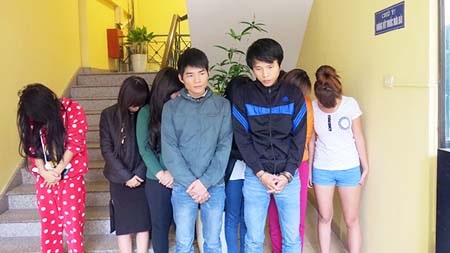 Hà Nội: Studio “sex” trong nhà nghỉ - 1 Hoàn, Huy và những gái mại dâm được các đối tượng “sâu hàng” qua mạng internet