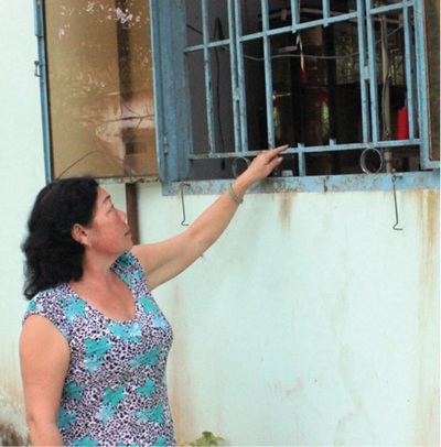 Hiện trường kẻ trộm cắt song sắt cửa sổ nhà bà Hoa.