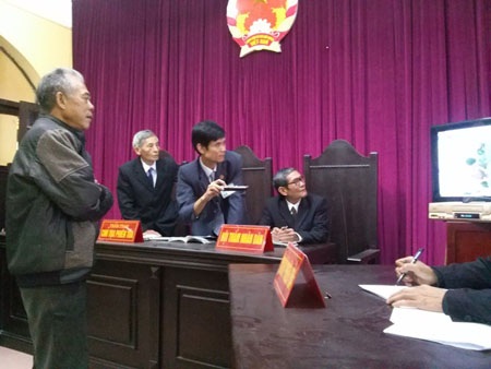 Nhận thừa tiền không trả lại ngân hàng, ông lão gần 70 tuổi ngồi tù 9 tháng - 2 Ông Huệ đang được HĐXX cho xem lại camera ghil ại hình ảnh lúc ông rút tiền.