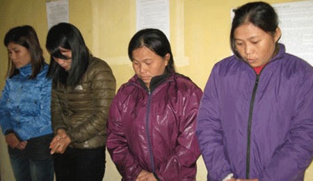 Nhóm kịch tứ quái đang diễn vở lừa đảo thì kịch hạ màn, cả nhóm bị bắt tại trận.