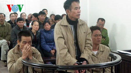 Đánh kẻ trộm đến vỡ tim, trưởng thôn lĩnh án tù - 1 Các bị cáo tại phiên tòa