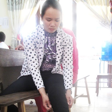 Đánh vợ gãy xương bánh chè - 1 Chị HTNT bị chồng đánh vỡ xương bánh chè, chưa thể đi lại. Ảnh: TL
