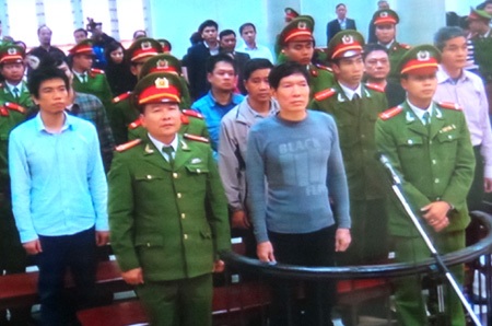 Dương Tự Trọng bị tuyên phạt 18 năm tù - 2 Bị cáo Dương Tự Trọng cùng các đồng phạm trong buổi tuyên án chiều nay