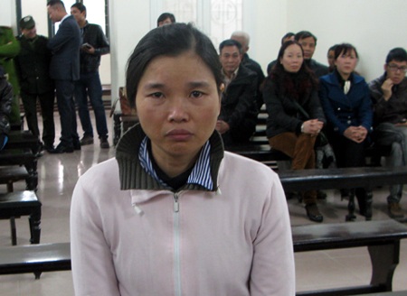 Sợ bị “bêu xấu” với nhà chồng, người đàn bà đầu độc chủ nợ - 1 Bị cáo tại tòa.