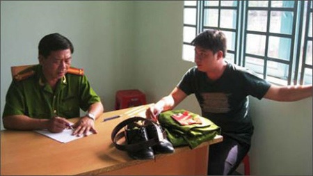 Công an "rởm" dọa bắt cả... thiếu tá công an thật - 1 Đối tượng Chí cùng tang vật tại cơ quan công an