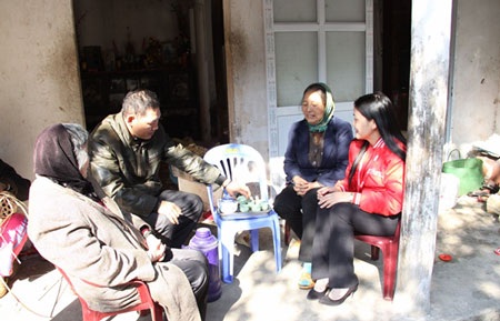 Hạnh phúc vì mấy chục năm mới được... mặc áo trắng - 3 Bà Nuôi cùng con trai bên nguồn nước sạch được dự án “Nước sạch cho cộng đồng” hỗ trợ