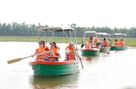 Hạnh phúc vì mấy chục năm mới được... mặc áo trắng - 4 Bà Nuôi cùng con trai bên nguồn nước sạch được dự án “Nước sạch cho cộng đồng” hỗ trợ