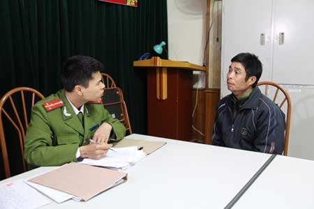 Mất trộm gà, đánh con rồi sát hại vợ - 1 Đối tượng Vì Văn Chung ra đầu thú tại cơ quan Công an.