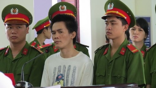 Xét xử vụ phạm nhân giới thiệu giang hồ “xử lý” chồng cũ - 1 Bị cáo Nguyễn Hữu Tuấn tại
phiên tòa-ảnh: HP