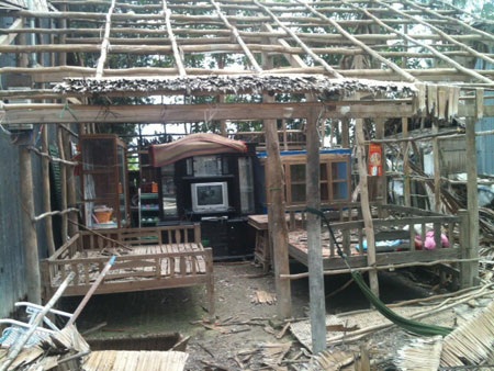 Đầu năm… dỡ nhà hàng xóm vì không đòi được nợ - 1 Nhà bà Hà bị gia đình bà Oanh tháo dỡ ngay những ngày đầu năm mới.