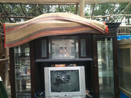 Đầu năm… dỡ nhà hàng xóm vì không đòi được nợ - 2 Tivi trong nhà bà Hà bị đập phá hư hỏng.