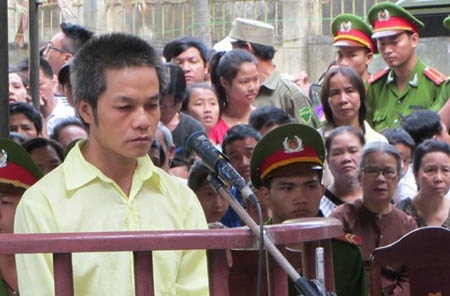 Bị cáo Nguyễn Phước Thành trước vành móng ngựa.