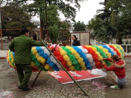 Phạm nhân làm hoa giấy chào
xuân.