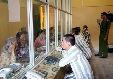 Chuẩn bị Tết ấm áp cho phạm nhân Trại tạm giam Hải Phòng - 1 Phạm nhân đang gặp gỡ, nói chuyện với người thân.