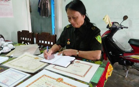 Bà trưởng công an thôn bắt trùm giang hồ bằng... thùng bia - 2 Người công an thôn miệt mài với nhiệm vụ mà quên đi hạnh phúc riêng tư.
