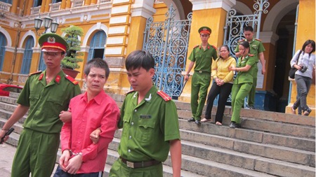 Sự hối hận muộn màng của đứa con tội đồ - 1 Đôi nghịch tử giết mẹ phải trả giá cho hành động của mình.