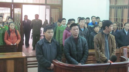 Trưởng Công an TP Lạng Sơn bác bỏ “lời khai chấn động” - 1 Các bị cáo nghe tòa tuyên án Các bị cáo nghe tòa tuyên án.