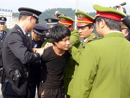 Dặm trường săn lùng những kẻ trốn trại - 1 Lực lượng Công an phối hợp bắt
đối tượng truy nã trốn trại.