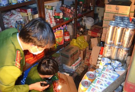 Cơ quan điều tra đang khám nghiệm hiện trường