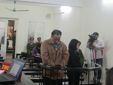 Hà Nội: Nữ hiệu phó rủ nhân tình ném mìn "dằn mặt" người tố cáo - 1 Hai bị cáo Nguyễn Quang Minh,
Nguyễn Thị Lập tại tòa