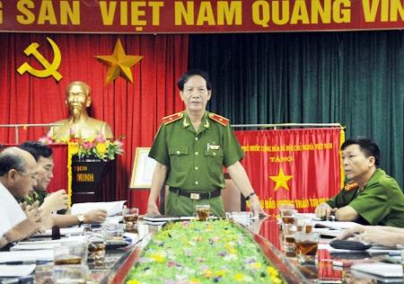 Ghi danh qua các "đại án" kinh tế - 1 Thiếu tướng Nguyễn Đức Thịnh, Cục
trưởng Cục Cảnh sát kinh tế đang chỉ đạo CBCS điều tra án.