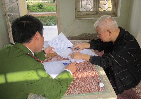 Ghi danh qua các "đại án" kinh tế - 2 Các điều tra viên Cục Cảnh sát
kinh tế đang hướng dẫn bị can Nguyễn Đức Kiên khai báo.