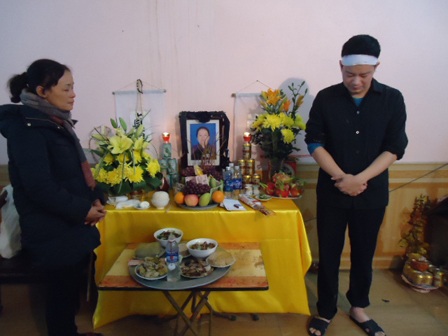 Cựu cảnh sát “ngửi” được... mùi án mạng - 2 Gia đình nạn nhân đau buồn trước
cái chết của người thân