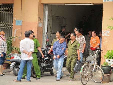 Trần Tiến Thắng được đưa từ
chung cư về trụ sở công an