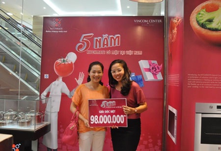 Lễ bốc thăm trúng thưởng chương trình “5 năm Kitchmate có mặt tại Việt Nam” - 10 Khách hàng lên (đứng giữa) bốc thăm lựa chọn người may mắn trúng giải của chương trình.