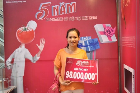 Lễ bốc thăm trúng thưởng chương trình “5 năm Kitchmate có mặt tại Việt Nam” - 3 Chị Ngô Vân Anh- Khách hàng trúng giải đặc biệt của chương trình