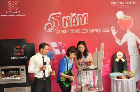 Lễ bốc thăm trúng thưởng chương trình “5 năm Kitchmate có mặt tại Việt Nam” - 9 Khách hàng lên (đứng giữa) bốc thăm lựa chọn người may mắn trúng giải của chương trình.