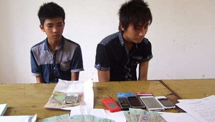 Tưởng trúng thưởng to, chuyển 90 triệu cho kẻ lừa đảo - 1 Hai đối tượng lừa đảo tại cơ quan điều tra