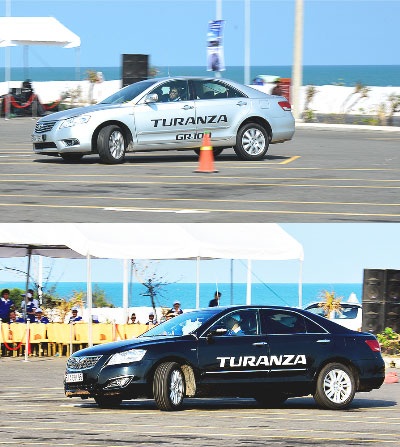 Turanza GR-100 “vượt mặt” đàn anh GR-90 - 3 GR-100 (xe trắng) có khả năng bám đường tốt hơn so với GR-90 (Xe đen) khi lái thử trên sa hình