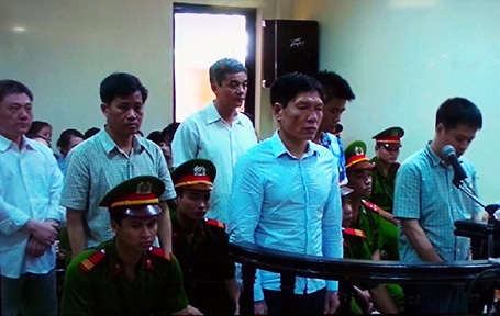Dương Tự Trọng bật khóc khi nói lời sau cùng - 4 Dương Tự Trọng và các bị cáo trong phiên xử chiều nay