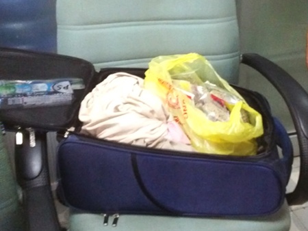 Va ly bị người Trung Quốc ăn cắp trên máy bay lục tung khiến hành khách hết sức bức xúc