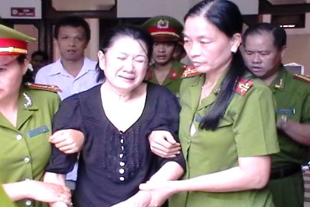 Nguyên giám đốc bệnh viện tâm thần Tiền Giang ăn vạ trước tòa - 3 Sau khi tòa tuyên tạm hoãn, bị cáo Thật đi ra xe như thường