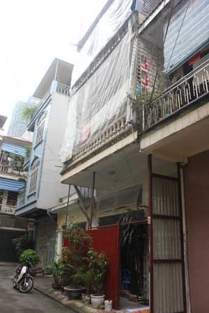 Con dâu nợ tiền, nhà chồng lĩnh ''bom bẩn'' - 1 Ngôi nhà của ông Trang với rào chắn và lưới mắt cáo.