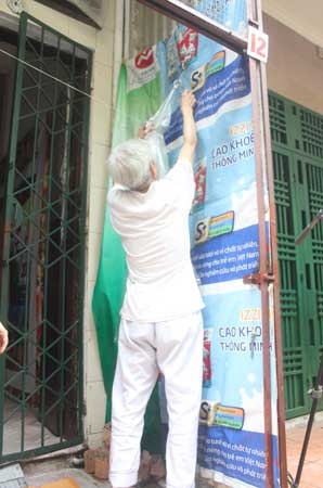 Con dâu nợ tiền, nhà chồng lĩnh ''bom bẩn'' - 2 Ông Trang đang gỡ dần nilon che chắn.