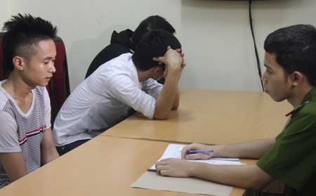 Con dâu nợ tiền, nhà chồng lĩnh ''bom bẩn'' - 3 Các đối tượng chuyên ném bom bẩn bị bắt tại cơ quan điều tra.